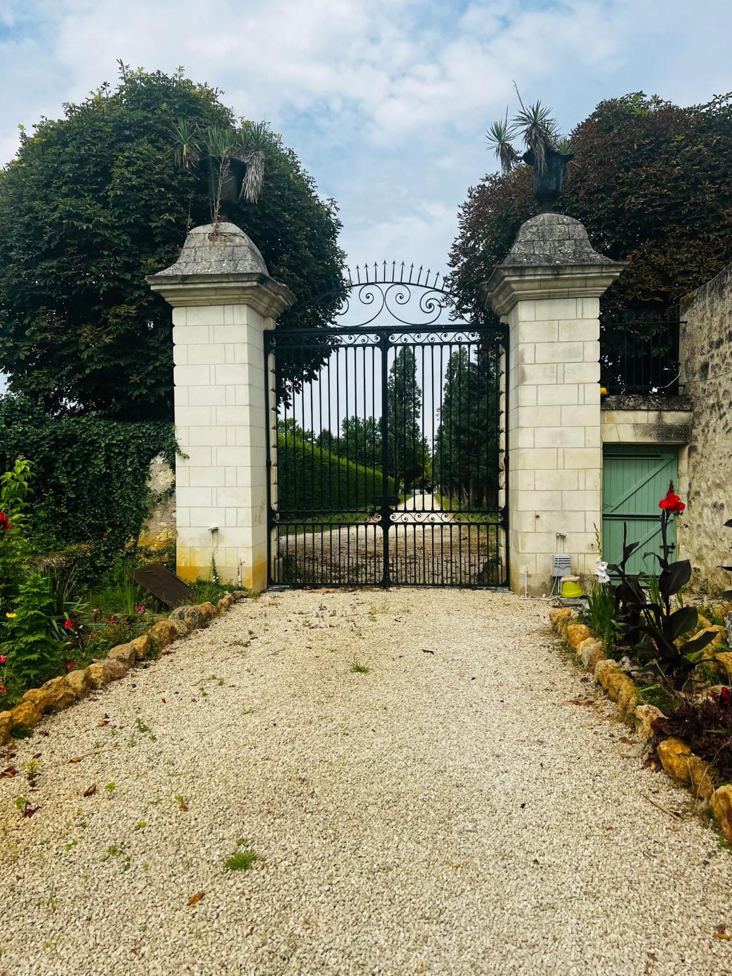 Chateau De La Thibaudiere Bois Savary - Chambre Familiale Du Roi Allonnes  Extérieur photo